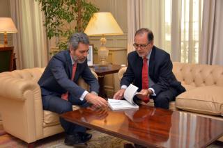 El presidente del TS y CGPJ, Carlos Lesmes, y el presidente del TSJM, Francisco Vieira, en un momento del encuentro mantenido con motivo de la presentación de la Memoria 2016 del tribunal madrileño